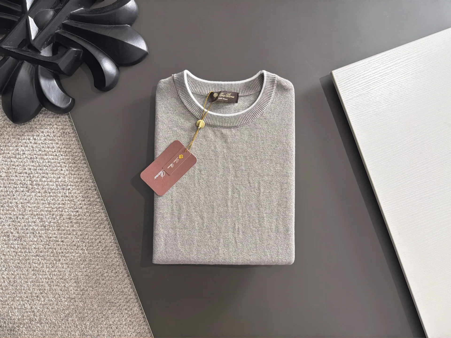 Next day shipment LP high quality Loro Piana 26ss autumn and winter New Arrival knitted sweater long sleeves Made of one-on-one combed cotton yarn knitted fabrics, no pressure in and out of the counter Exclusive control of raw materials It feels substantial when weighed, and the upper body is more textured than ordinary T-shirts. This texture can handle the weather easily and is suitable for both hot and cold! Loose fit design, looks noble. The only correct version is available Size: M to XXXL